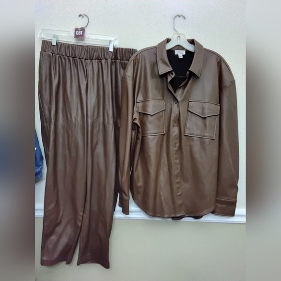 The DROP Faux Leather 2 Pc Set XL - Picture 3 of 7
